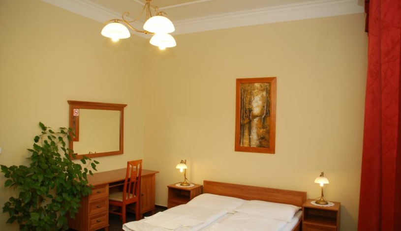 Penzion Černý kůň Hradec Králové - dvoulůžkový - manželská postel, čtyřlůžkový